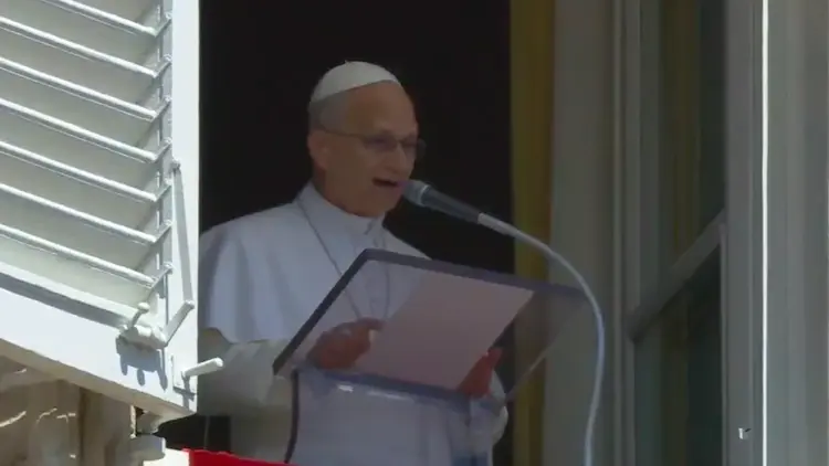 papież w oknie Pałacu Apostolskiego