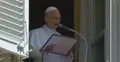 papież w oknie Pałacu Apostolskiego 