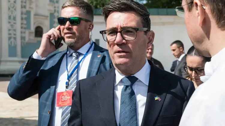 Andy Burnham, za nim mężczyzna