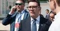 Andy Burnham, za nim mężczyzna