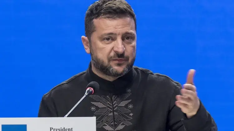 Wołodymyr Zełenski przemawia i gestykuluje
