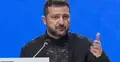 Wołodymyr Zełenski przemawia i gestykuluje