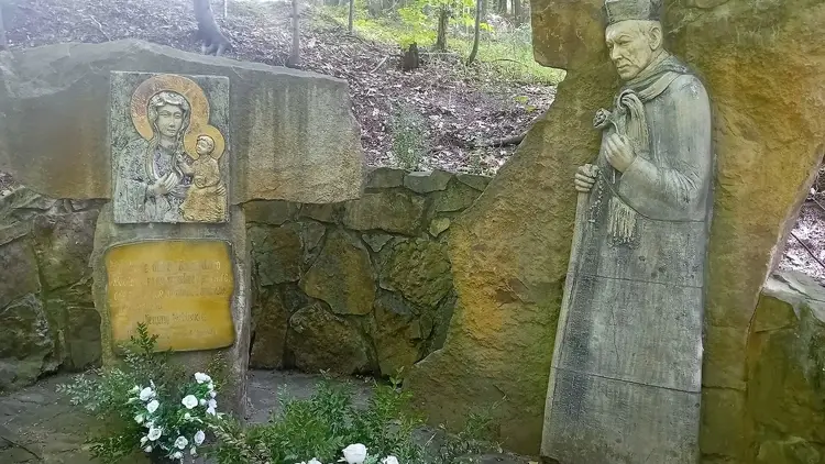 płaskorzeźba Matki Bożej Częstochowskiej i kard. Wyszyńskiego w Komańczy