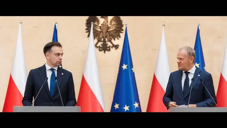 Andrzej Domański, Donald Tusk, w tle flagi Polski i UE