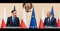 Andrzej Domański, Donald Tusk, w tle flagi Polski i UE