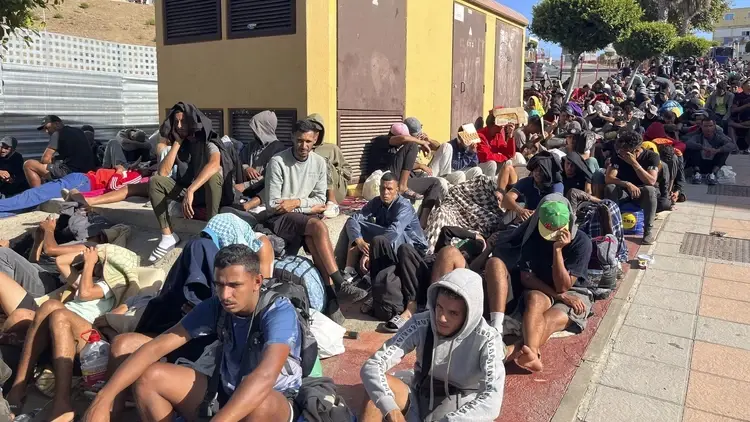 Migranci w Ceucie czekają na miejsce w ośrodku