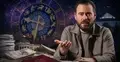 Krzysztof Stanowski na tle znaków zodiaku i symboli publicznego finansowania