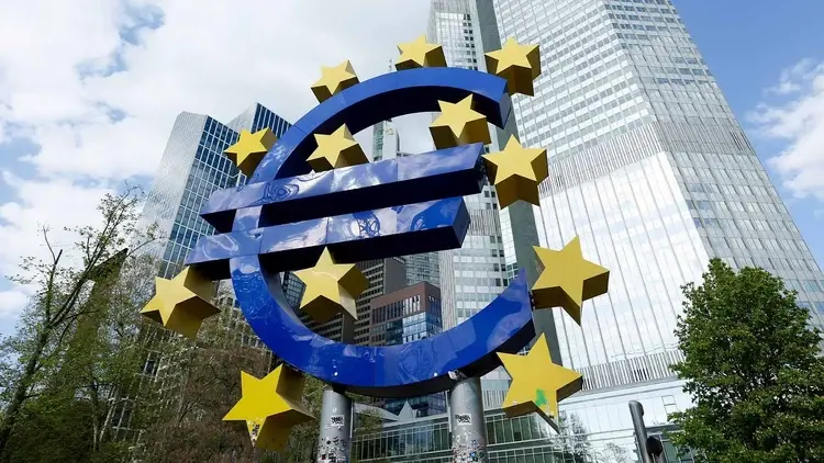 Euro przed Europejskim Bankiem Centralnym we Frankfurcie nad Menem
