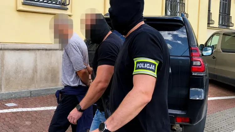 Akcja ABW na warszawskiej Woli - doprowadzenie podejrzanych na przesłuchanie