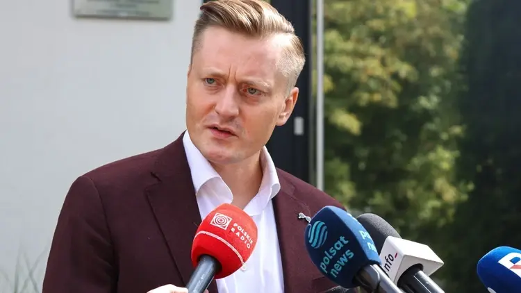 Mec. Bartosz Lewandowski podczas konferencji prasowej przed siedzibą swojej kancelarii w Warszawie