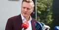 Mec. Bartosz Lewandowski podczas konferencji prasowej przed siedzibą swojej kancelarii w Warszawie