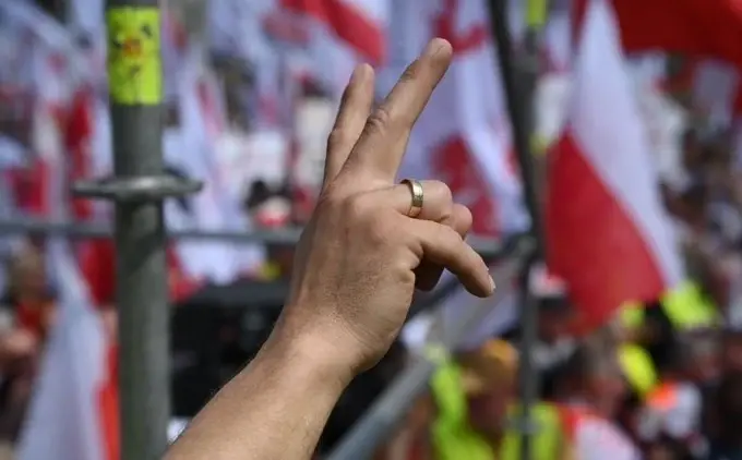 Dłoń uniesiona w geście zwycięstwa