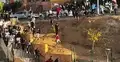Migranci biegną przez Ceutę