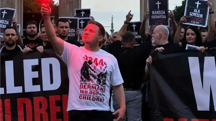 Sławomir Mentzen z grupą polskich patriotów przed Bramą Brandenburską