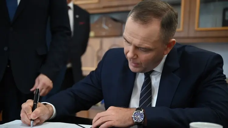 Karol Nawrocki podpisuje wniosek o referendum