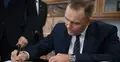 Karol Nawrocki podpisuje wniosek o referendum