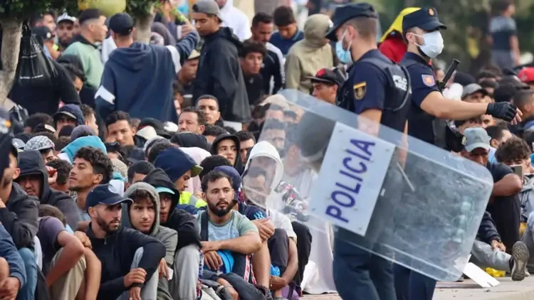 Policja pilnująca nielegalnych imigrantów w Ceucie