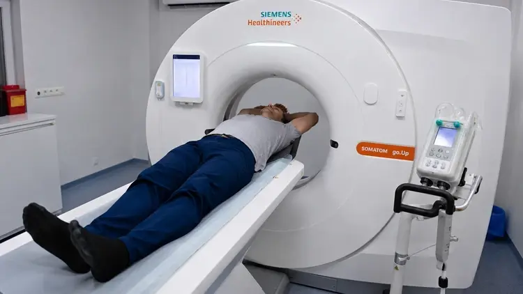 Pacjent badany tomografem komputerowym