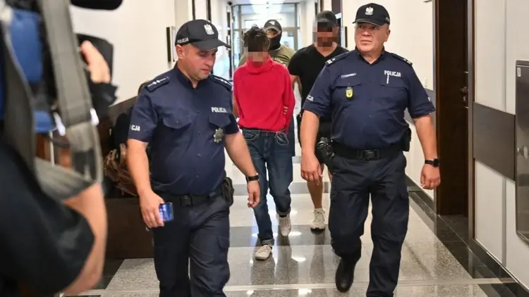 Podejrzany o próbę zabójstwa 18-letni obywatel Ukrainy podczas doprowadzenia na posiedzenie aresztowe do Sądu Rejonowego dla Wrocławia-Fabrycznej