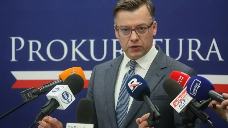 Rzecznik prasowy Prokuratury Krajowej, prokurator Przemysław Nowak (L) podczas konferencji prasowej w Warszawie