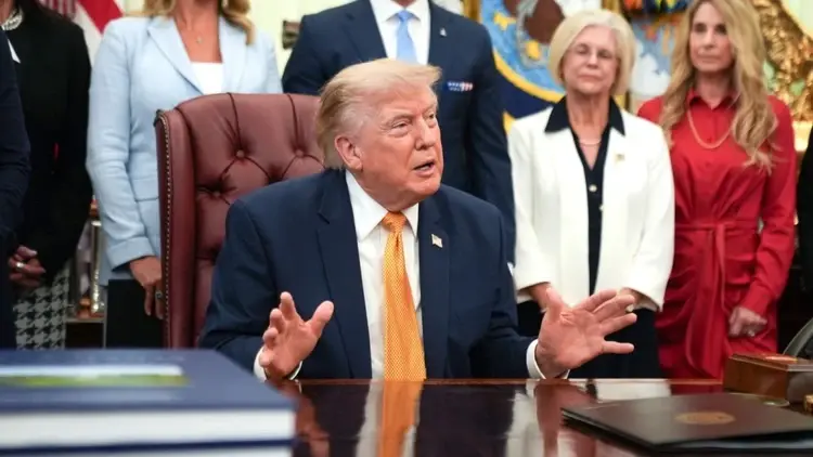 donald trump w białym domu w gabinecie