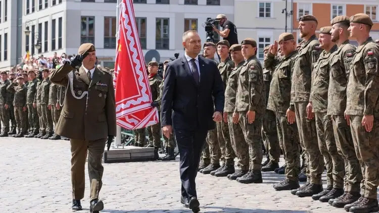 Karol Nawrocki (C) i dowódca 18. Stołecznej Brygady Obrony Terytorialnej płk Mirosław Tołodziecki (L) podczas uroczystości na Placu Zamkowym w Warszawie