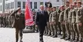Karol Nawrocki (C) i dowódca 18. Stołecznej Brygady Obrony Terytorialnej płk Mirosław Tołodziecki (L) podczas uroczystości na Placu Zamkowym w Warszawie