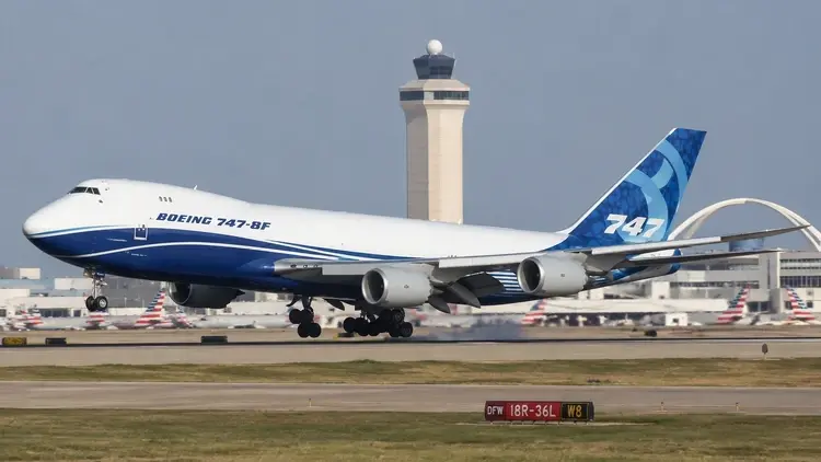 Boeing 747 F lądujący na lotnisku w Dallas - grafika poglądowa