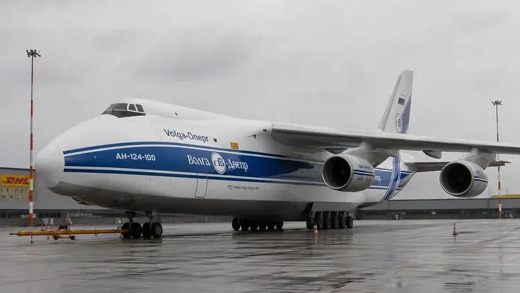 Samolot transportowy An-124 - grafika wygenerowana przez AI