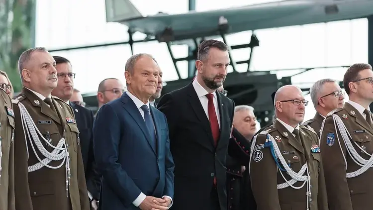 Donald Tusk, Władysław Kosiniak-Kamysz. W tle oficerowie wojska polskiego