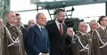 Donald Tusk, Władysław Kosiniak-Kamysz. W tle oficerowie wojska polskiego