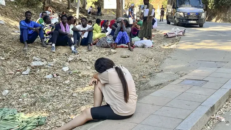 Młodzi migranci przybyli na Ceutę z Maroka