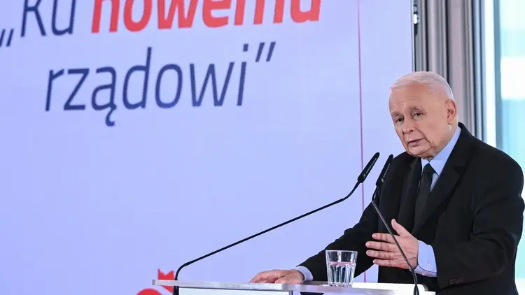 Jarosław Kaczyński przemawia do mikrofonu