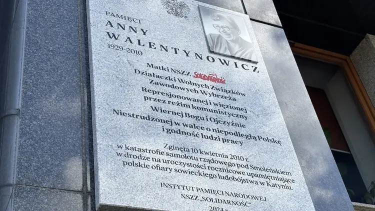 Tablica poświęcona Annie Walentynowicz na budynku Solidarności w Gdańsku