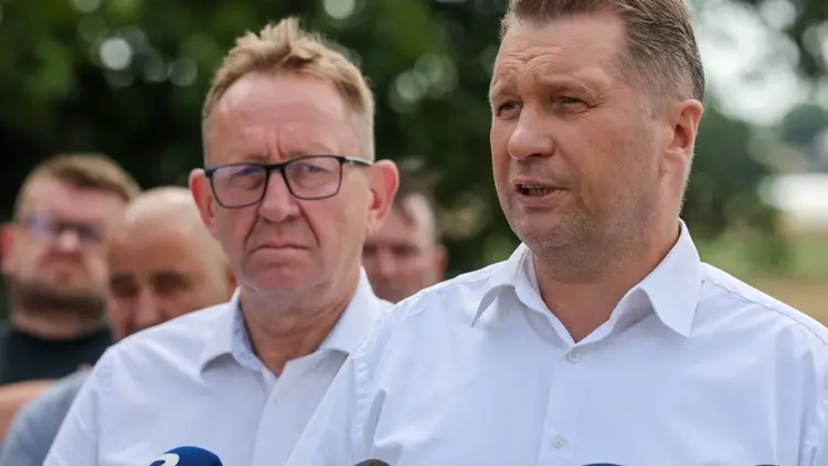 Przemysław Czarnek w białej koszuli na konferencji prasowej z rolnikami