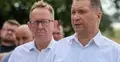 Przemysław Czarnek w białej koszuli na konferencji prasowej z rolnikami