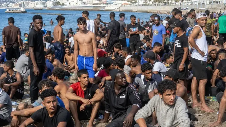 Marokańscy imigranci na plaży w Ceucie - grafika wygenerowana przez AI