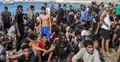 Marokańscy imigranci na plaży w Ceucie - grafika wygenerowana przez AI