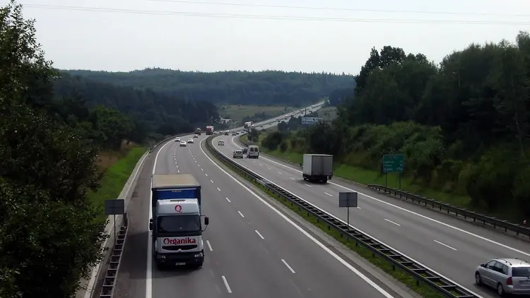 Samochody jadące drogą