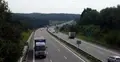 Samochody jadące drogą