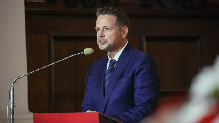 Rafał Trzaskowski przemawia do mikrofonu