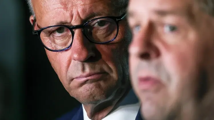Friedrich Merz, na pierwszym planie mężczyzna