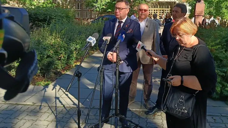 Oświatowa „S” na rozpoczęcie roku szkolnego: Oceniamy działania MEN bardzo źle