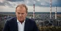 Donald Tusk, w tle elektrownia Dolna Odra