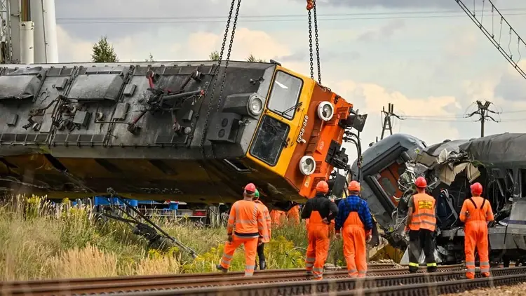 Prace w miejscu wykolejenia pociągu w miejscowości Sokolniki Suche