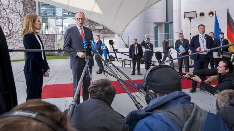 Kanclerz Niemiec Friedrich Merz podczas konferencji prasowej
