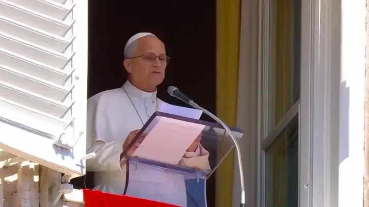 papież w oknie Pałacu Apostolskiego w Rzymie