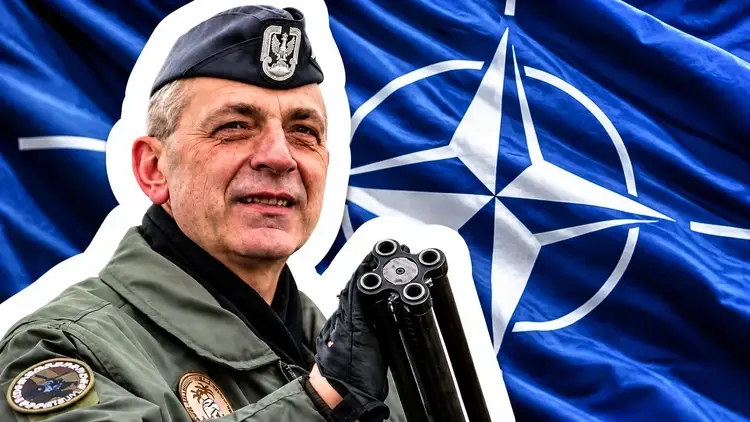 Gen. Dariusz Wroński na tle flagi NATO