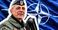 Gen. Dariusz Wroński na tle flagi NATO