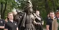 Młodzież Wszechpolska w Wiedniu z pomnikiem Sobieskiego